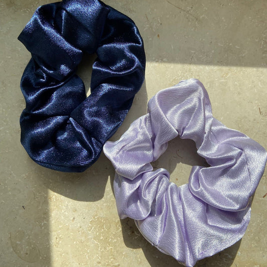 seidige Scrunchie in Blau oder Lila