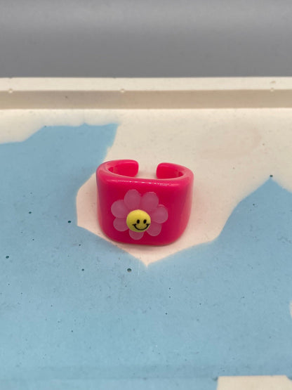 Bunte Vielfalt: Einzigartige Ringe in Neontönen, mit Smiley und Glitzereffekt